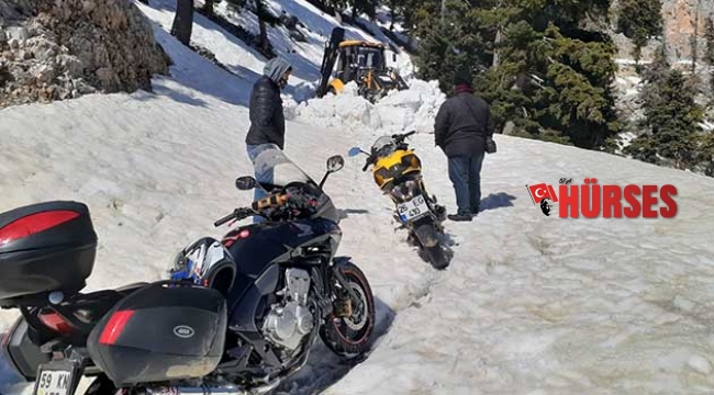 Motosikletleriyle karda mahsur kalan vatandaşlar kurtarıldı