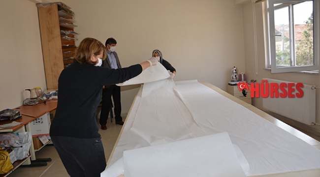 Usta öğretici kadınlar maske üretimine başladı