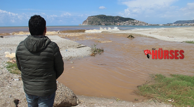 Alanya’da denizin rengi kahverengiye dönüştü