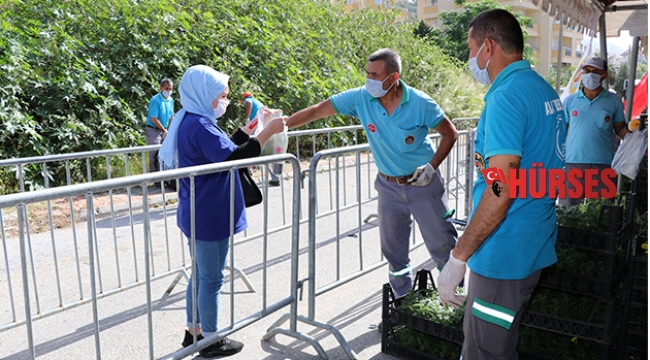 Alanya'da mezarlıklarda çiçek dağıtıldı