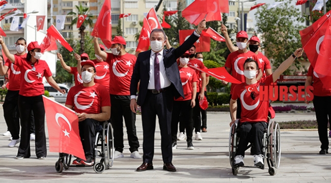 Başkan Böcek Atatürk Anıtına çelenk sundu