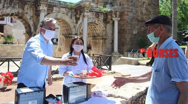 Başkan Uysal'dan yaşlılara kahve ikramı