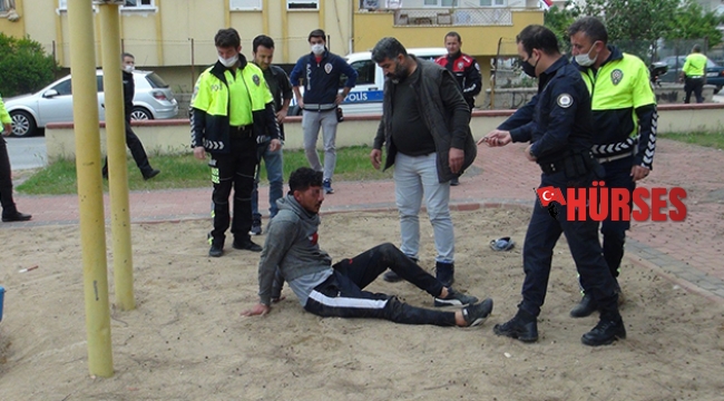 Bebeğini kaçırıp boğazına bıçak dayadı