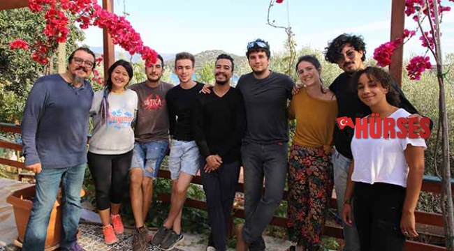 Hem çalışıp hem tatil yapıyorlar