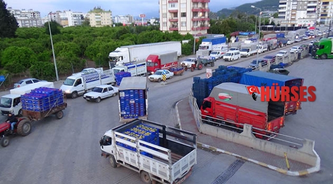 Kilometrelerce kuyruk oluştu