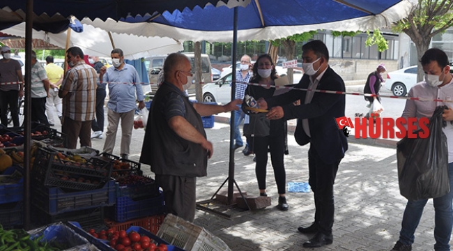 Korkuteli'nde bayram öncesi esnafa maske dağıtıldı