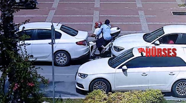 Motosiklet iki otomobilin arasında kaldı