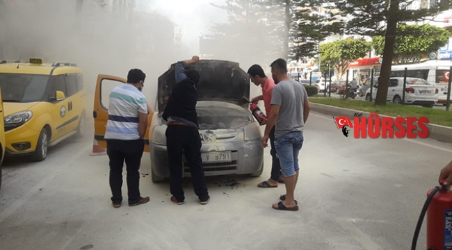 Park halindeki taksi alev aldı