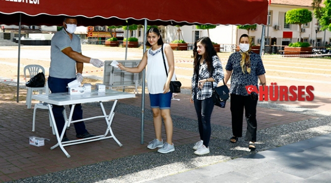 Sokağa çıkan gençlere maske