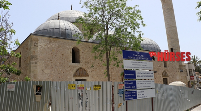 Tarihi camide özgün süslemeler bulundu