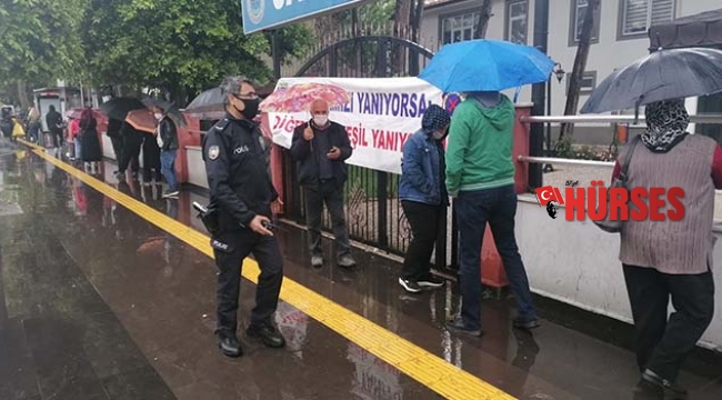 Yağmur altında maaş kuyruğu