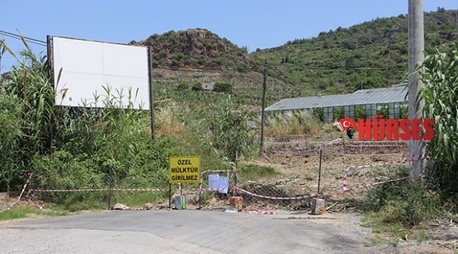 Yolu kapatıp, tapu senedini tel örgüye astı