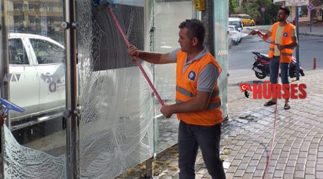 Alanya’da otobüs durakları temizleniyor