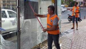Alanya’da otobüs durakları temizleniyor