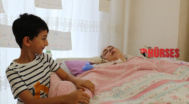 Annesinin başında adeta nöbet tutuyor