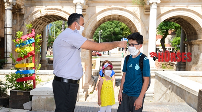 Kaleiçi semtinde ateş ölçümüyle giriliyor