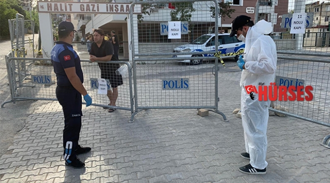 Koruyucu elbiseli çilingir yardımı