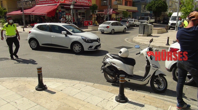 Motosiklet otomobille çarpıştı