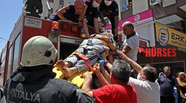 Pencere silerken iş yerinin çatısına düştü