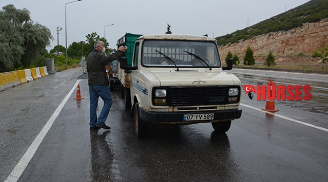 Polis sürücüleri ikram için durdurdu