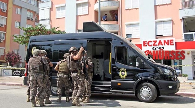 Sinir krizi geçirip eşyalarını sokağa fırlattı