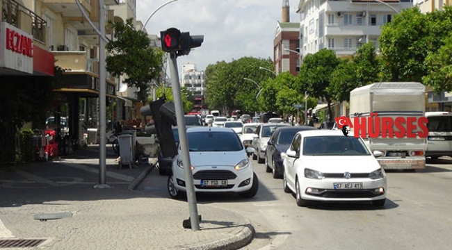 Trafik lambasına çarparak durabildi
