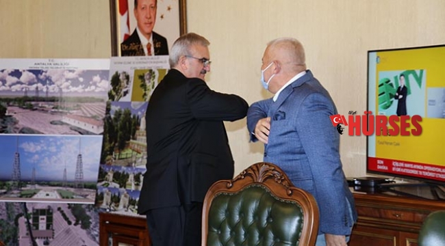 Vali Karaloğlu ve Başkan Şahin'den dirsek temaslı selam