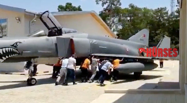 30 yıllık savaş uçağı vatandaşlar tarafından ittirilerek yerine konuldu