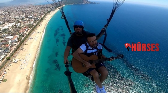 800 metre yükseklikte gitar çalıp şarkı söyledi