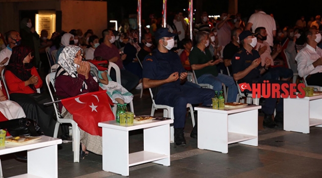 Alanya'da yüzlerce kişi ‘demokrasi' nöbetinde