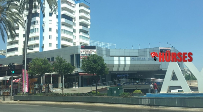 Antalya'da kapalı çarşının çatısındaki klima yangını korkuttu