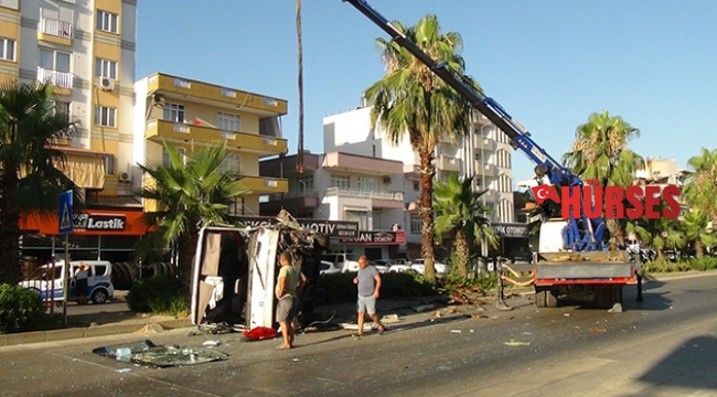 Antalya'da midibüs devrildi: 1 yaralı