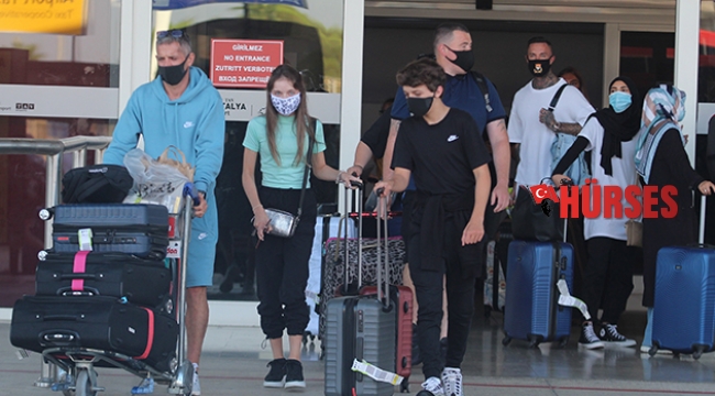 Antalya'ya sezonun ilk İngiliz turist kafilesi geldi
