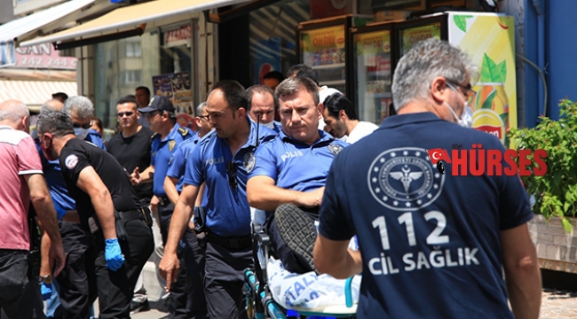 Aranan şüpheli polise bıçakla saldırdı