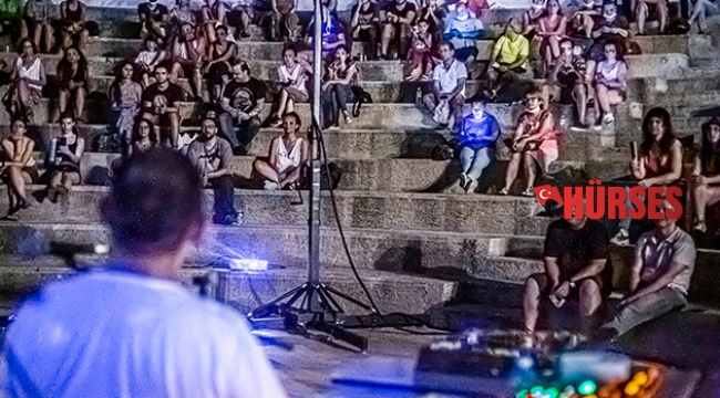 Canlı radyo programında efsane müzik grubu Pink Floyd gecesi