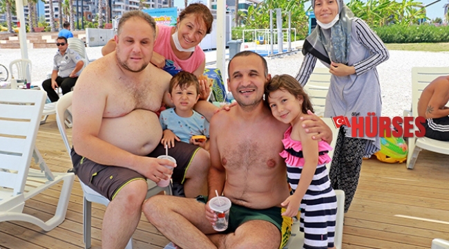 Dünyaca ünlü sahilde deniz keyfi engel tanımıyor