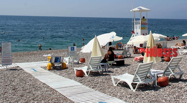 EKDAĞ Konyaaltı Plajı tatilcilerin gözdesi oldu