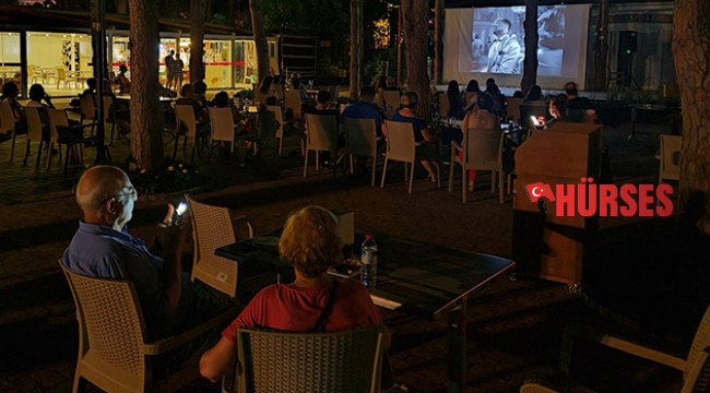 Engelsiz Kafe'de yıldızlar altında sinema keyfi