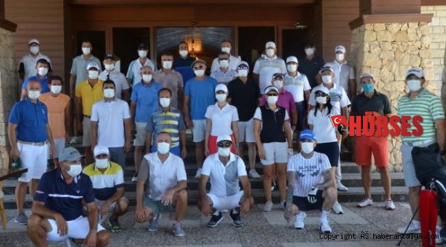 Golfçülerden 'maskeni tak, mesafeni koru' mesajı