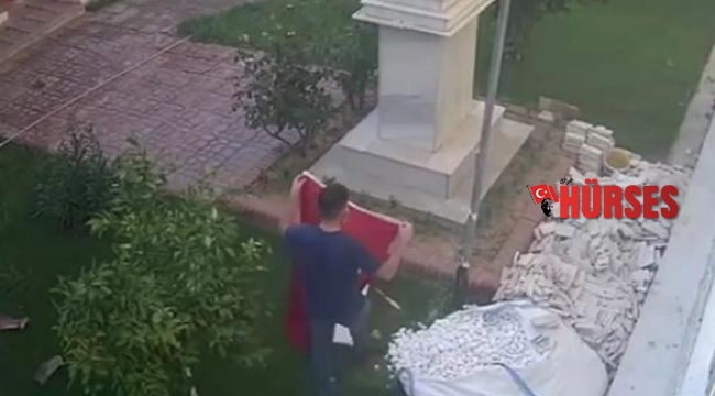 İpi kopunca düşen Türk bayrağı duyarlı vatandaş tarafından kaldırıldı