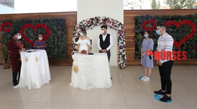 Kepez’de açık havada sosyal mesafeli nikah töreni