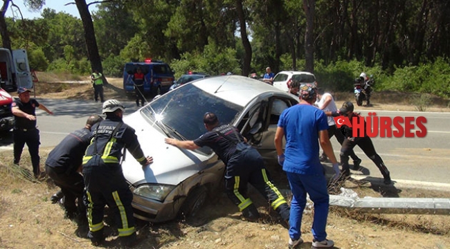 Otomobil içinde sıkışan sürücüyü itfaiye ekipleri çıkardı