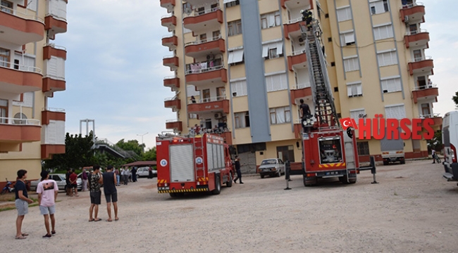 Sinir kriz geçirdi eşyaları balkonda yakmaya kalktı