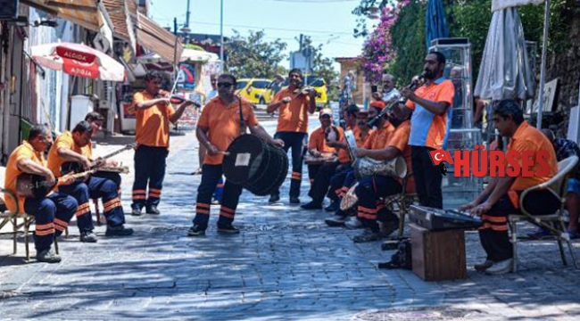 Süpürge, faraş tutan eller orkestrası
