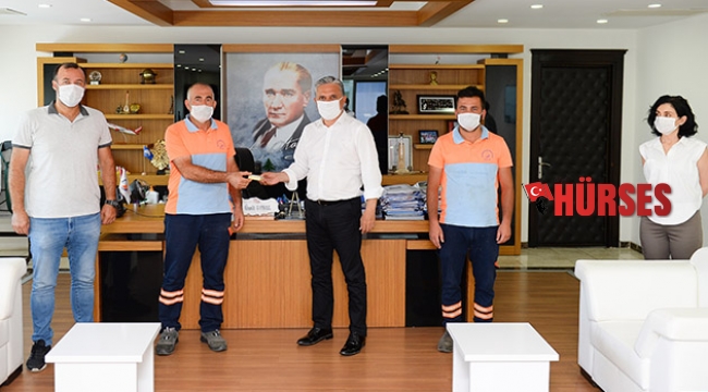 Temizlik işçileri buldukları mücevheri belediyeye teslim ettiler
