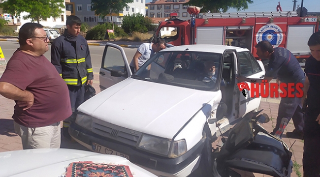 Yaşlı adam, sıkıştığı araçtan kapı kesilerek kurtarıldı