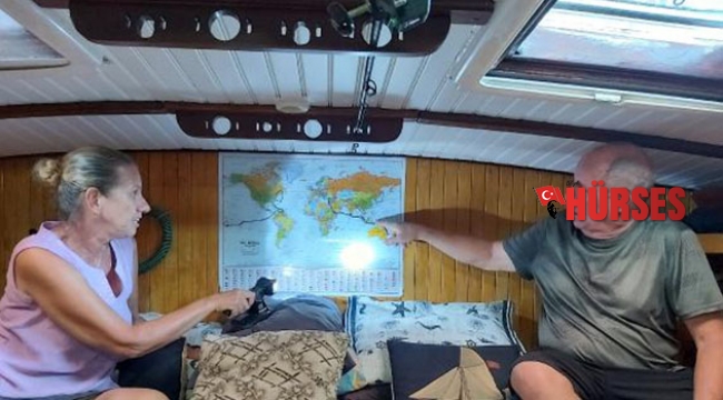 Yaz-kış teknede yaşayan çift, 11 yılda 77 ülke gezdi