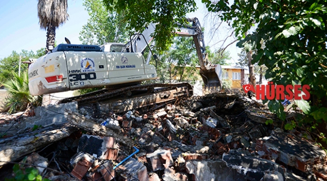 Zeytinköy'de açılacak yeni caddeler için metruk binalar yıkıldı