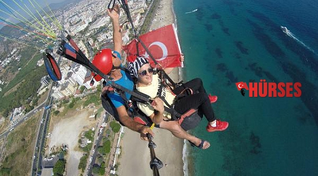 Aileler, paraşütle atlayarak otizme dikkat eçkti