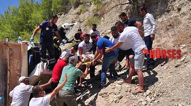 Antalya’da taş taşıyan kamyon devrildi